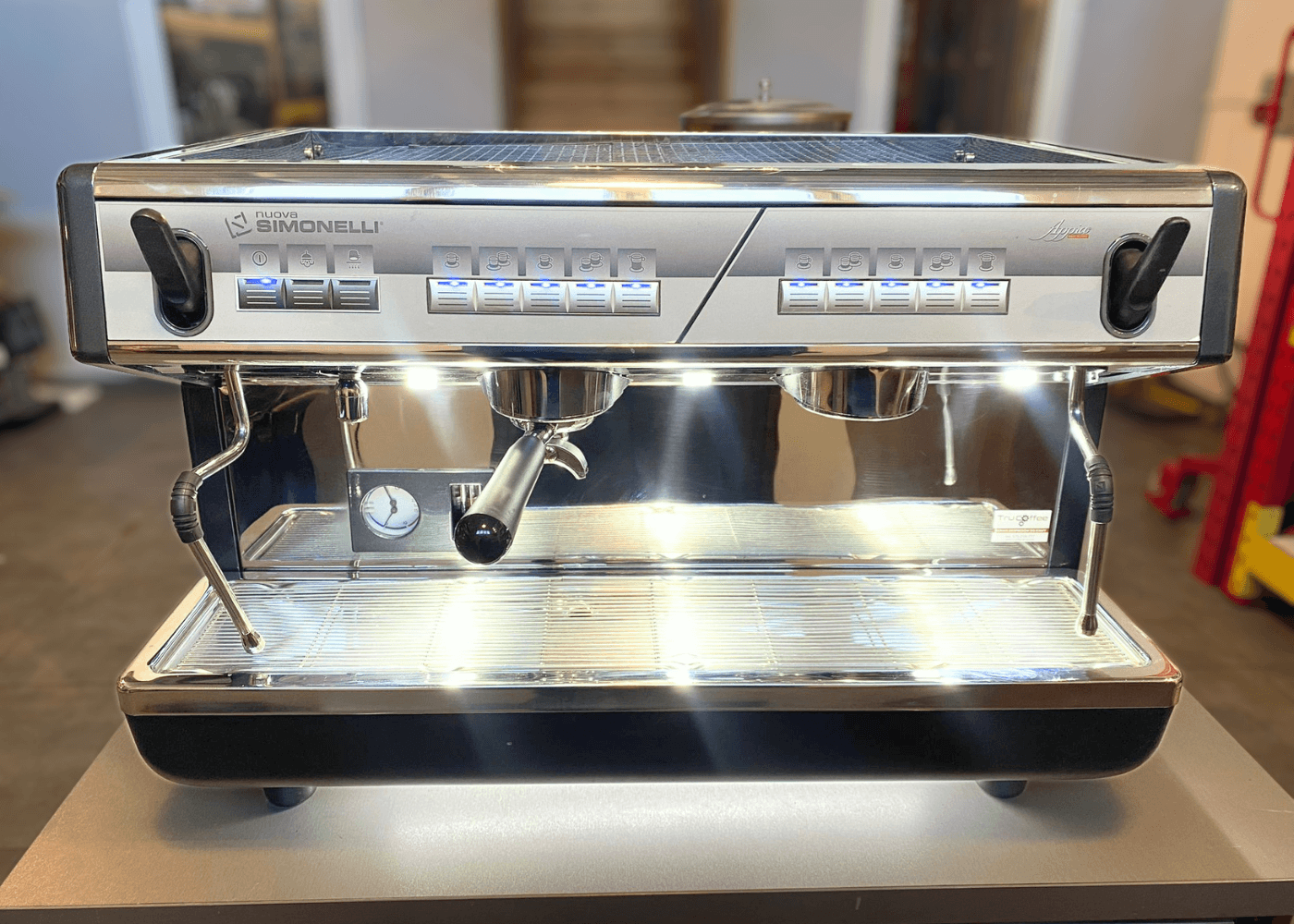 Nuova Simonelli Apia Life 2 grupy Tall Cup - Kolbowy ekspres do kawy