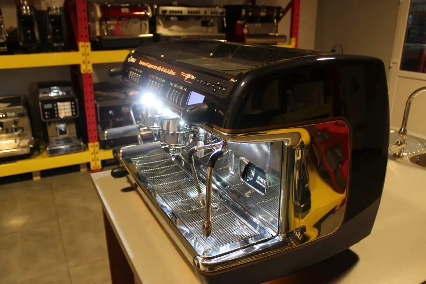 La Cimbali M39 Dosatron 2 grupy - Kolbowy ekspres do kawy czarny - Thumbnail 4