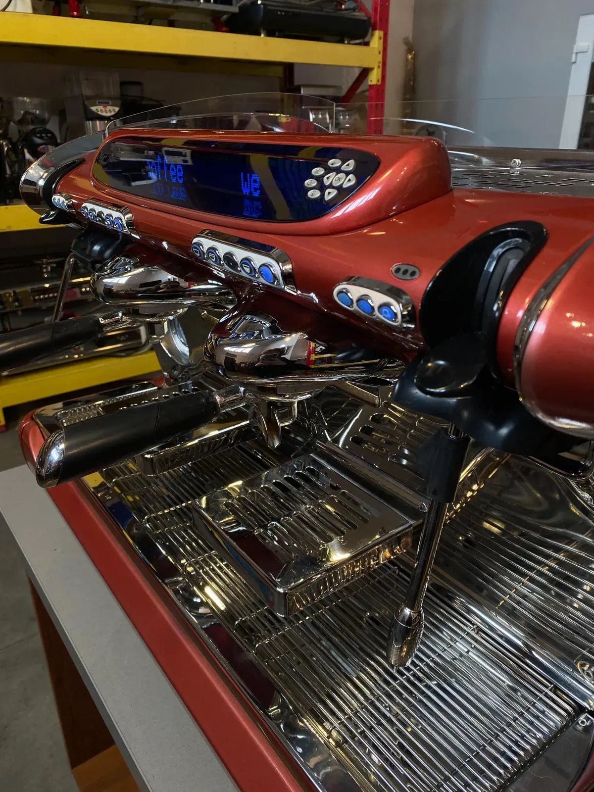 FAEMA Emblema 2 grupy - Kolbowy ekspres do kawy czerwony - Thumbnail 2