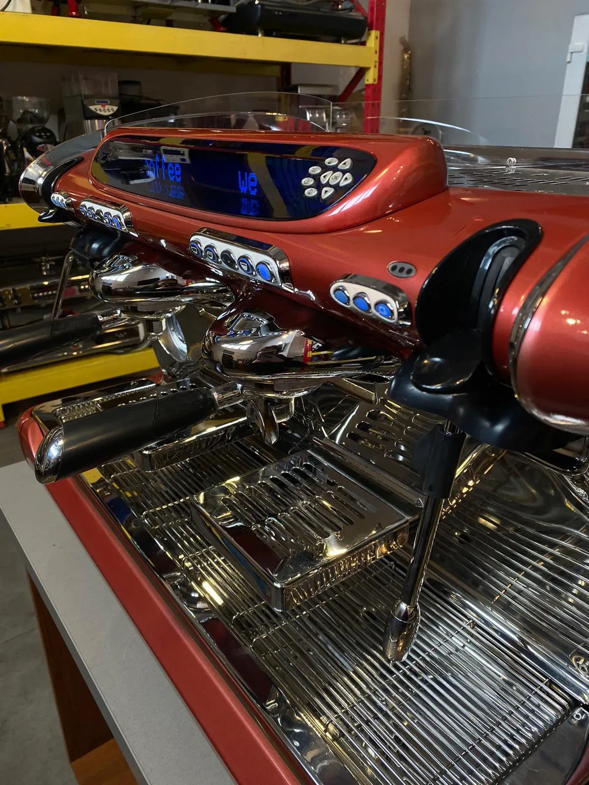 FAEMA Emblema 2 grupy - Kolbowy ekspres do kawy czerwony - Thumbnail 5