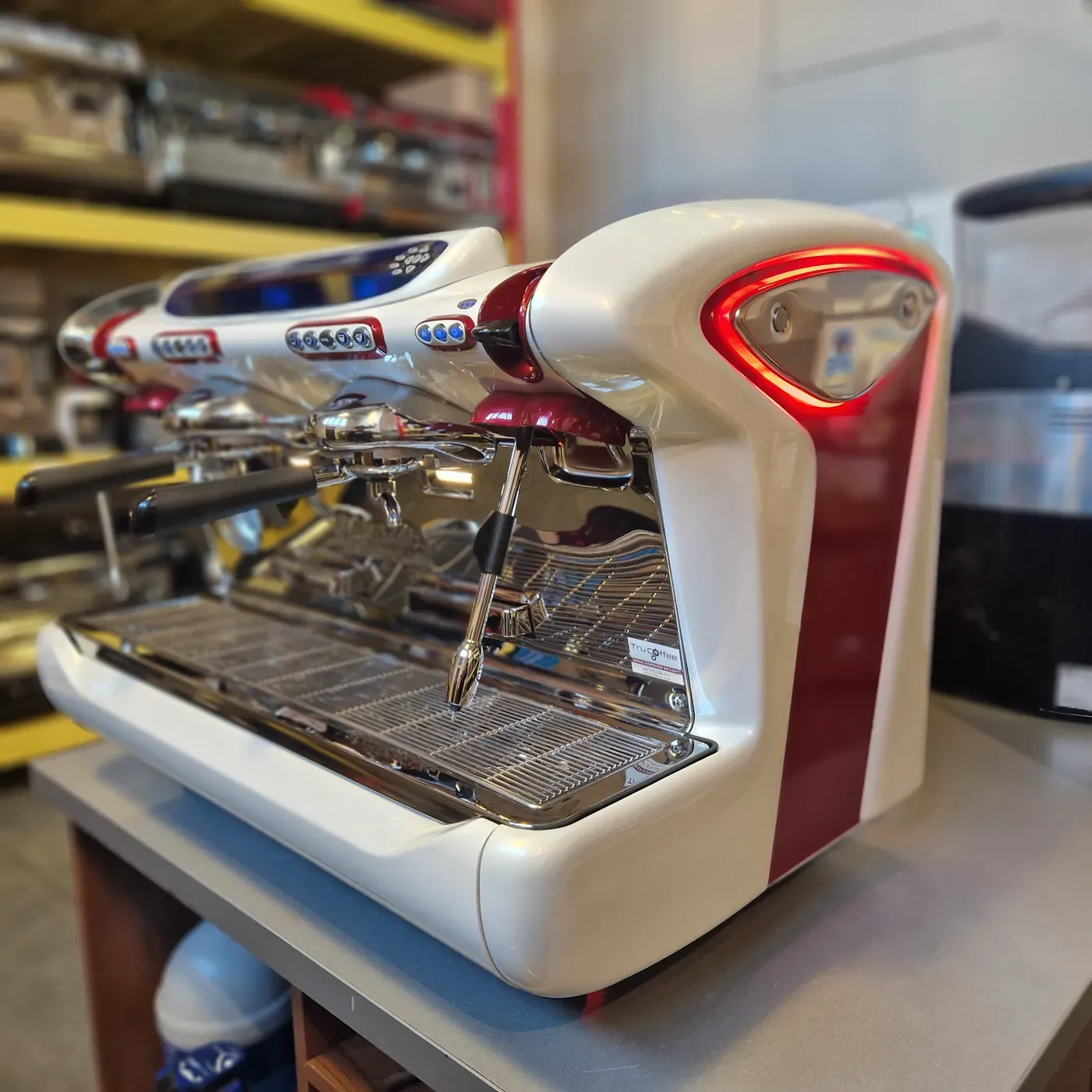 FAEMA Emblema 2 grupy - Kolbowy ekspres do kawy biały - Thumbnail 2