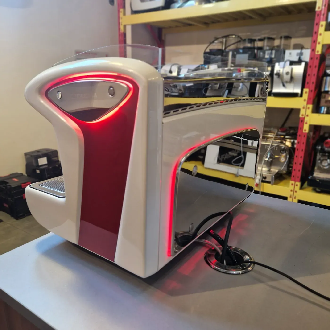 FAEMA Emblema 2 grupy - Kolbowy ekspres do kawy biały - Thumbnail 3