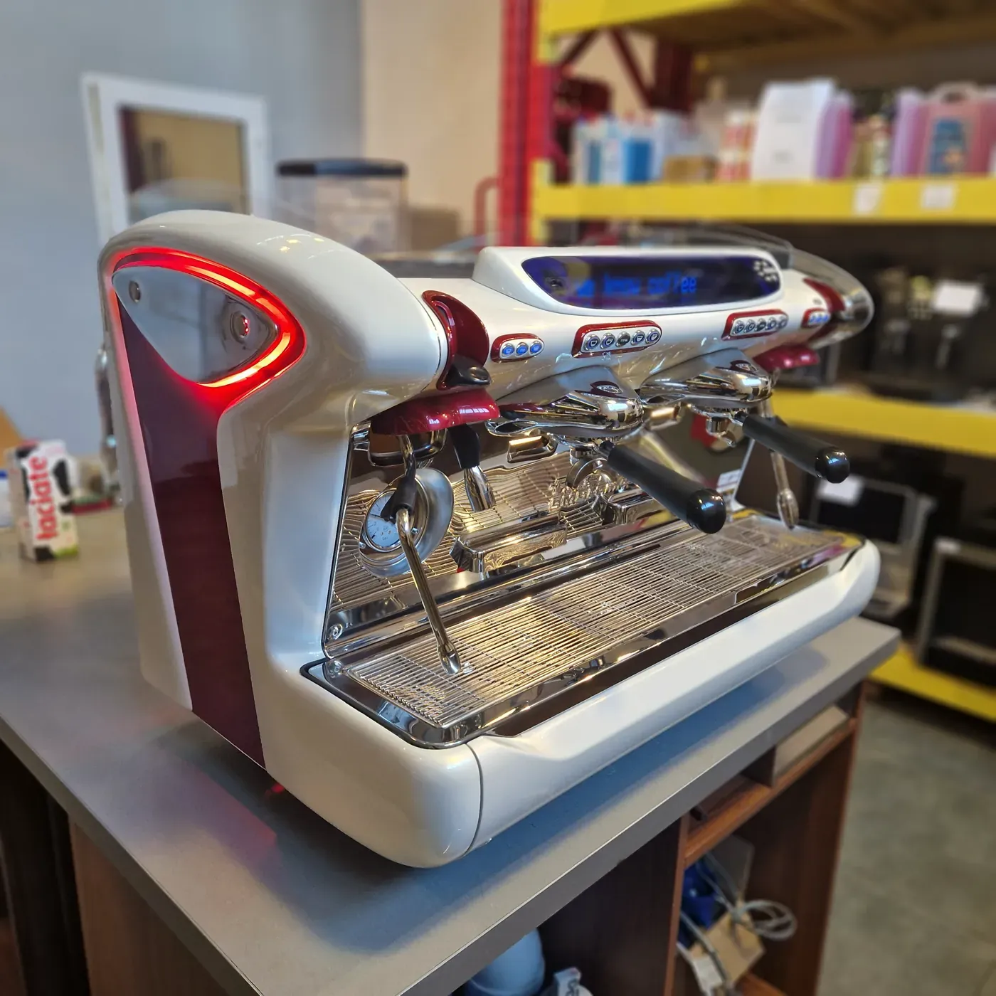 FAEMA Emblema 2 grupy - Kolbowy ekspres do kawy biały - Thumbnail 4