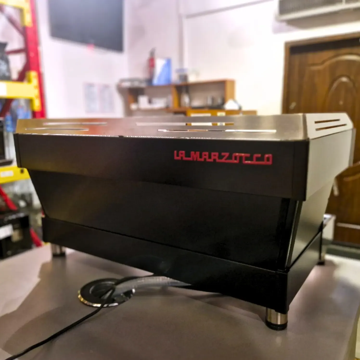 La Marzocco Linea PB 3 grupy – Profesjonalny włoski ekspres kolbowy premium - Thumbnail 4