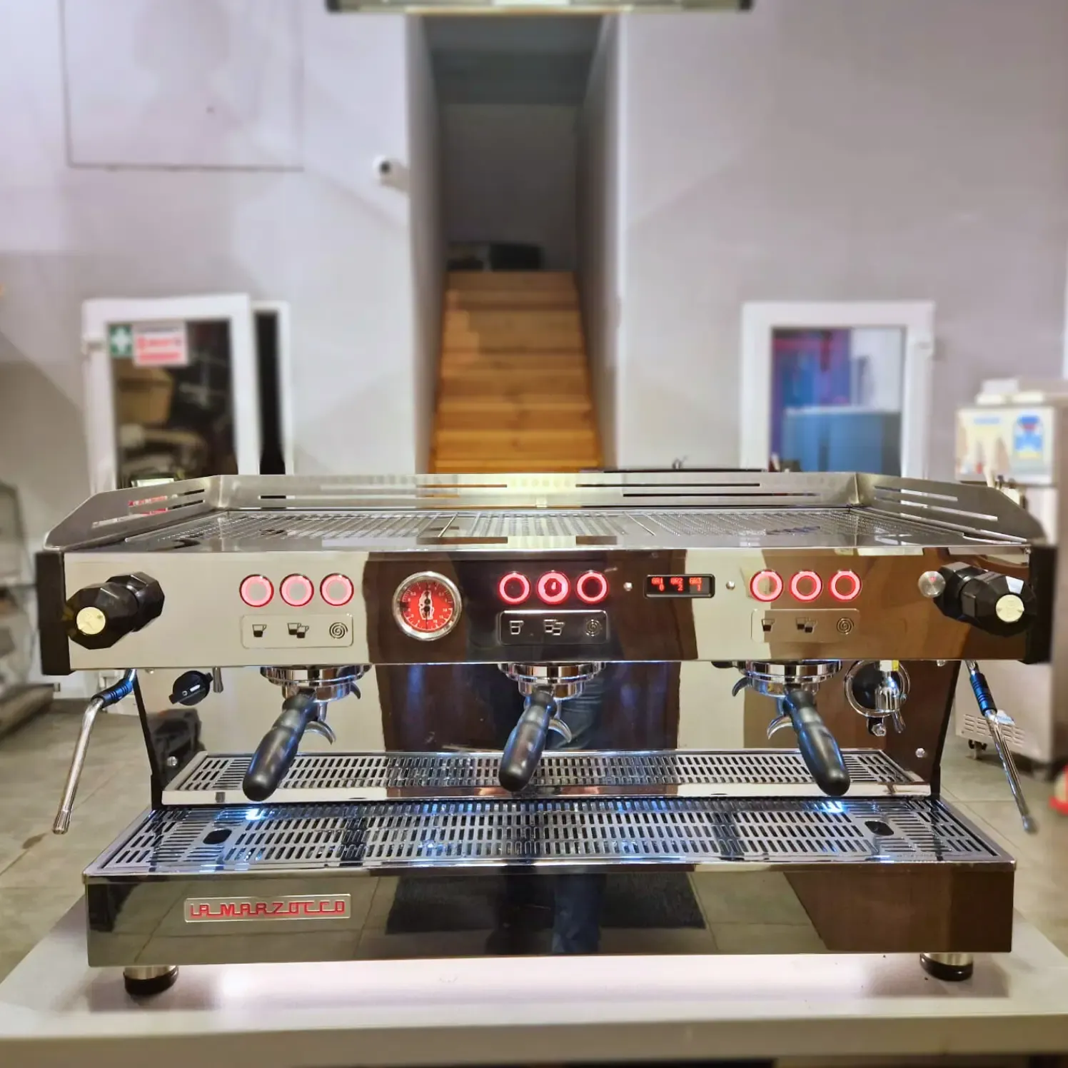 La Marzocco Linea PB 3 grupy – Profesjonalny włoski ekspres kolbowy premium - Image 1
