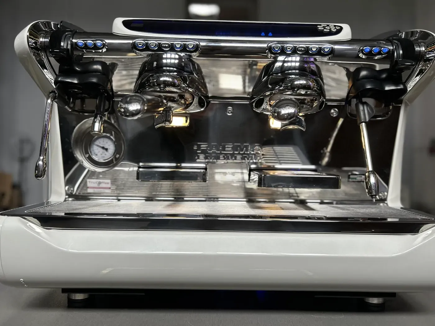 FAEMA Emblema 2 grupy - Kolbowy ekspres do kawy biało-niebieski