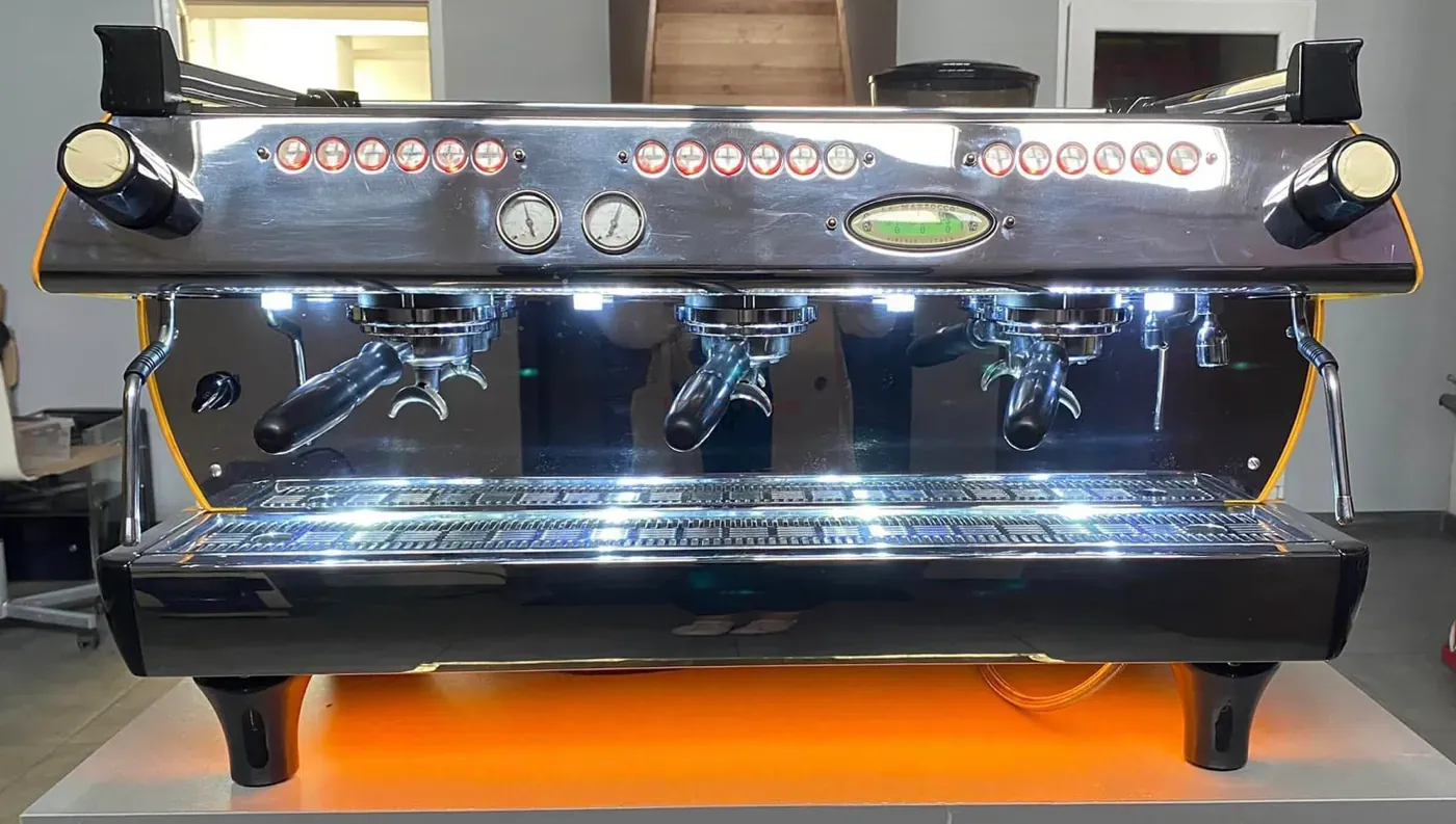 La Marzocco GB5 3 grupy - Kolbowy ekspres do kawy - Image 1